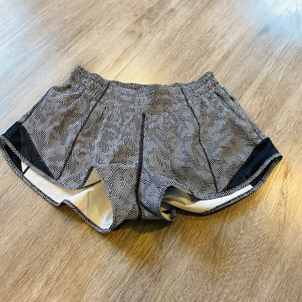 Lululemon Hotty Hot Low-Rise Lined Shorts 2.5 Black White Geometric Maze Size 6